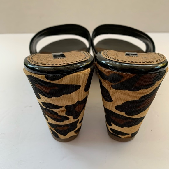 Black patent leather sandals with platform & leopard print light cork wedges - Picture 4 of 7